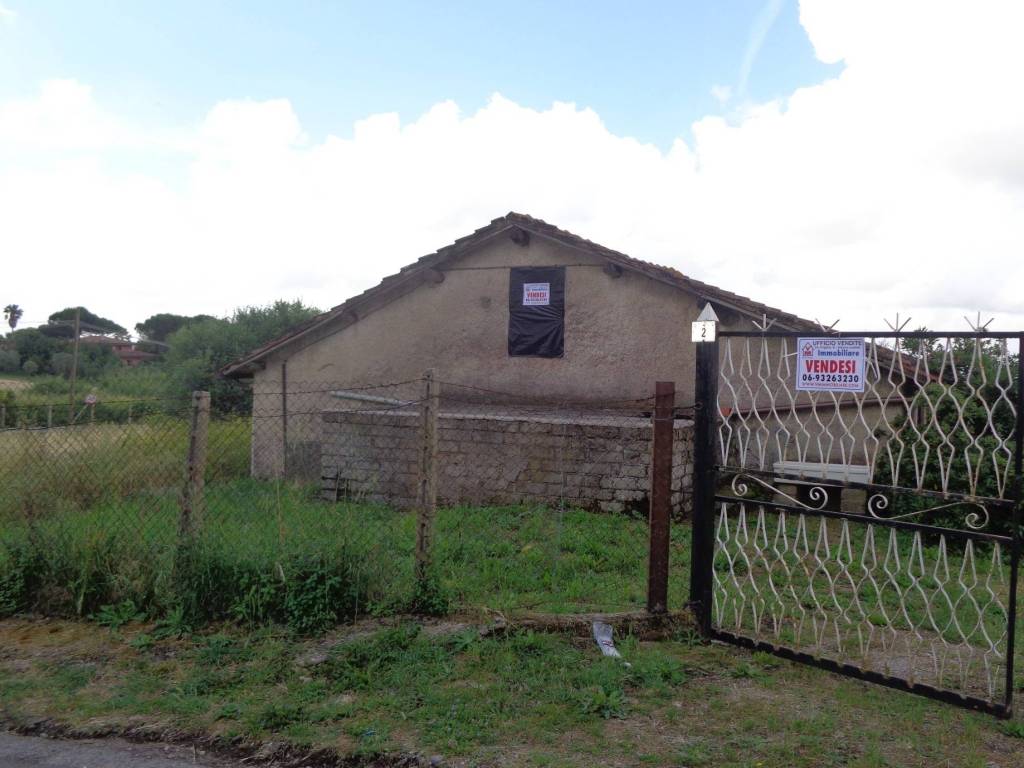 locale commerciale in vendita a Genzano di Roma