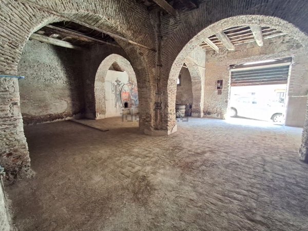 locale di sgombero in vendita a Genzano di Roma