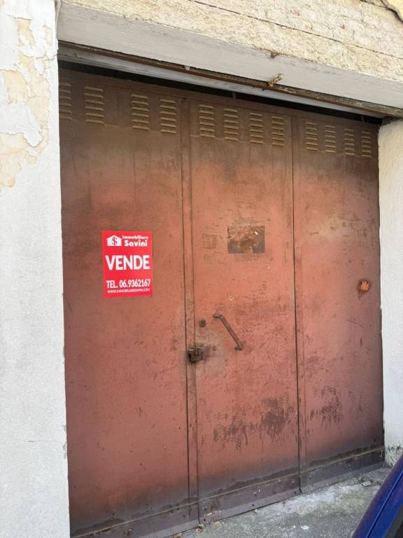 locale di sgombero in vendita a Genzano di Roma