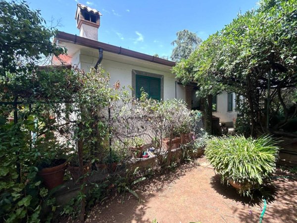 casa indipendente in vendita a Genzano di Roma in zona Colle di Cicerone
