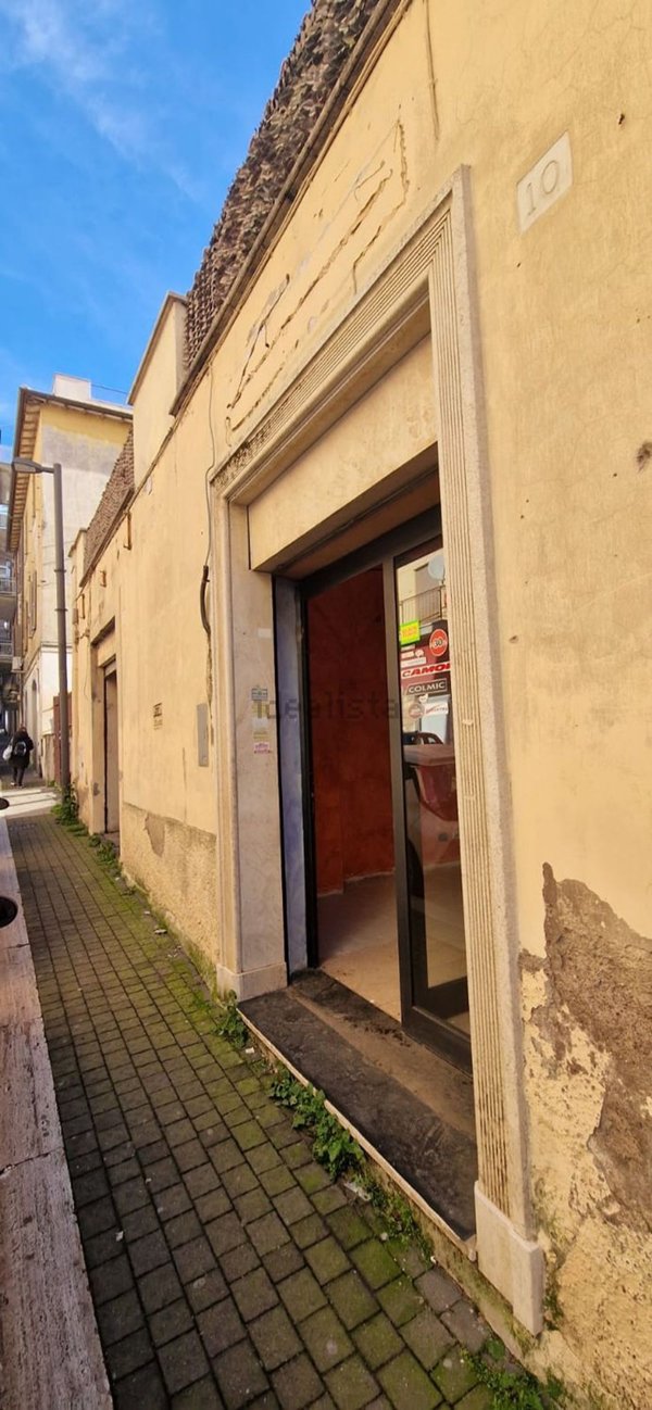 locale commerciale in vendita a Genzano di Roma