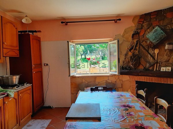 locale di sgombero in vendita a Genzano di Roma