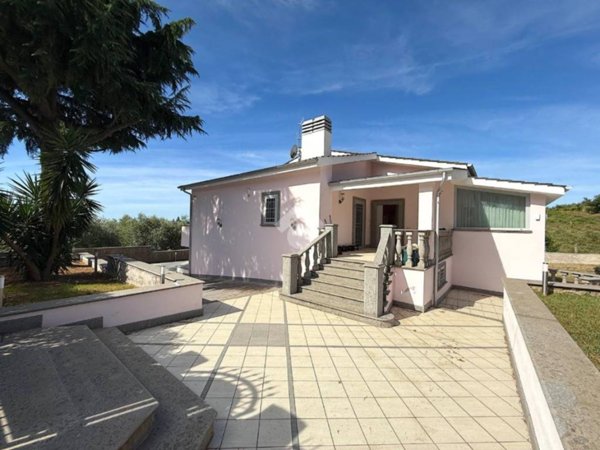 casa indipendente in vendita a Genzano di Roma in zona Colle di Cicerone