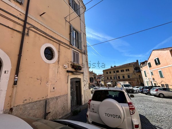 locale commerciale in vendita a Genzano di Roma