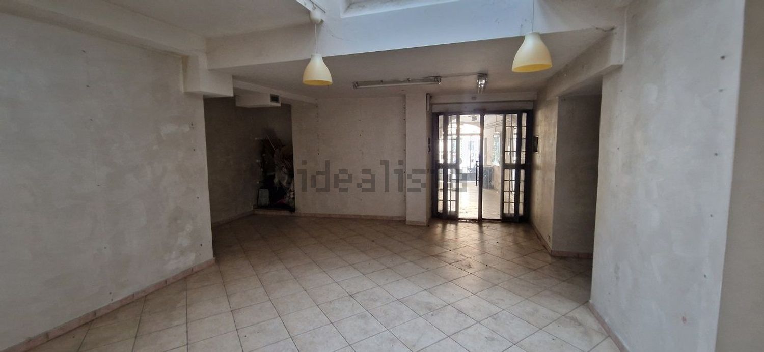 locale commerciale in vendita a Genzano di Roma