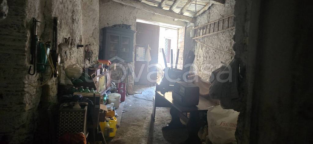 locale di sgombero in vendita a Genzano di Roma