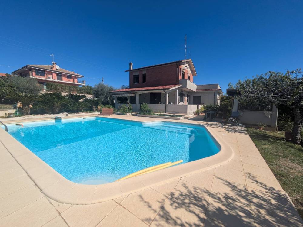 casa indipendente in vendita a Genzano di Roma in zona Colle di Cicerone