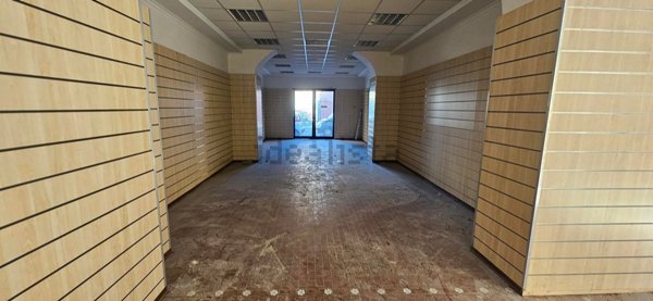 locale commerciale in vendita a Genzano di Roma