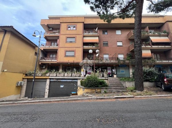 locale commerciale in vendita a Genzano di Roma