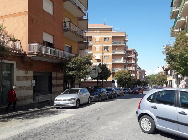 locale commerciale in vendita a Genzano di Roma