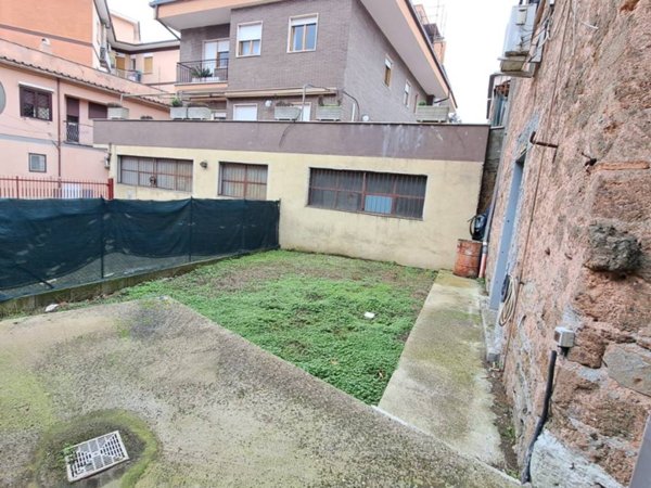 locale commerciale in vendita a Genzano di Roma