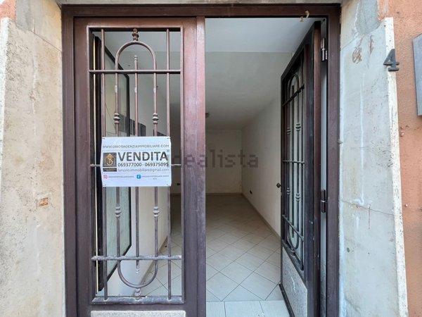 locale commerciale in vendita a Genzano di Roma