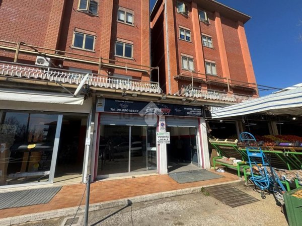 locale commerciale in vendita a Genzano di Roma