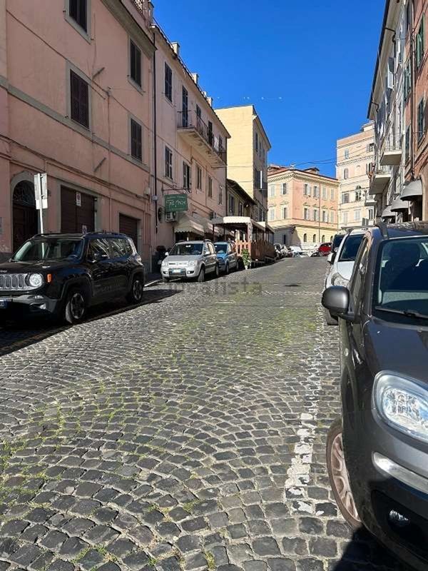 locale commerciale in vendita a Genzano di Roma