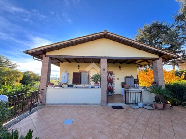 casa indipendente in vendita a Genzano di Roma in zona Colle di Cicerone