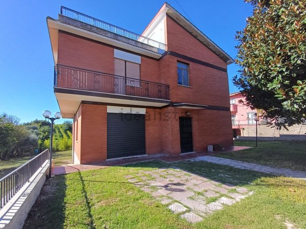 casa indipendente in vendita a Genzano di Roma