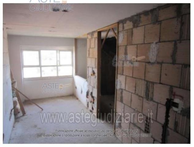 locale commerciale in vendita a Genzano di Roma