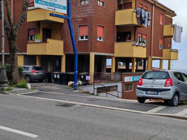 locale commerciale in vendita a Genzano di Roma
