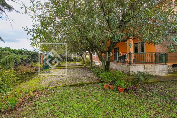 casa indipendente in vendita a Genzano di Roma in zona Colle di Cicerone