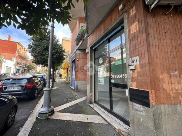 locale commerciale in vendita a Genzano di Roma