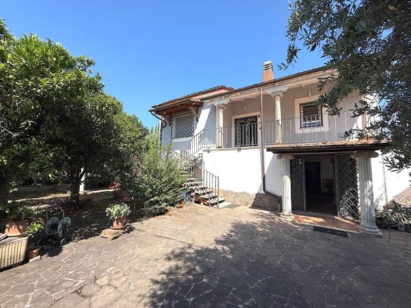 casa indipendente in vendita a Genzano di Roma in zona Colle di Cicerone