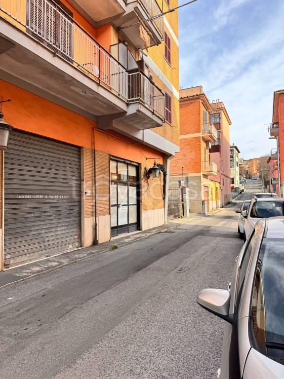 locale commerciale in vendita a Genzano di Roma