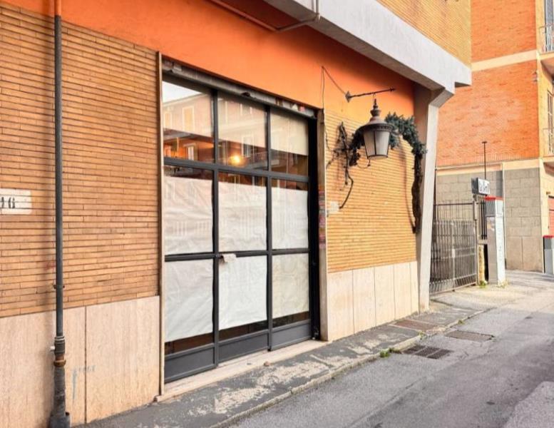 locale commerciale in vendita a Genzano di Roma