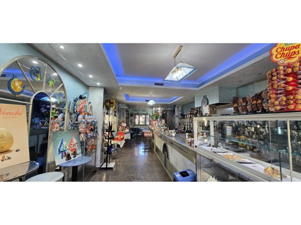 locale commerciale in vendita a Genzano di Roma