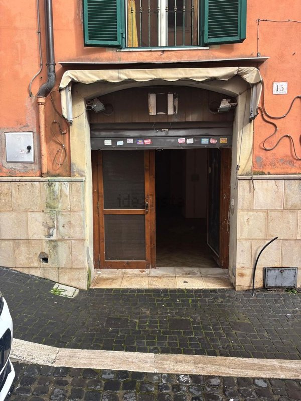 locale commerciale in vendita a Genzano di Roma