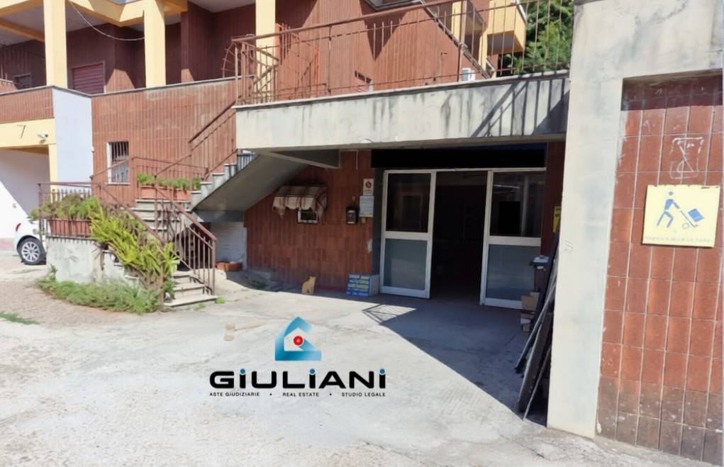 locale commerciale in vendita a Genzano di Roma