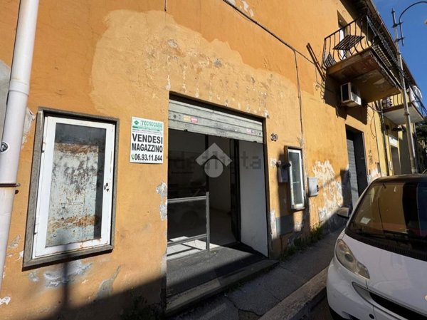 locale di sgombero in vendita a Genzano di Roma