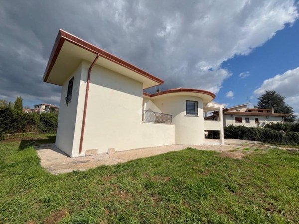casa indipendente in vendita a Genzano di Roma in zona Colle di Cicerone