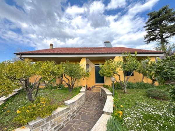 casa indipendente in vendita a Genzano di Roma in zona Colle di Cicerone