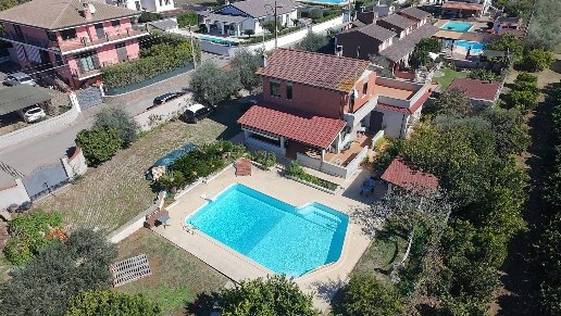 casa indipendente in vendita a Genzano di Roma in zona Colle di Cicerone