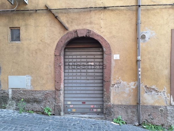 locale di sgombero in vendita a Genzano di Roma