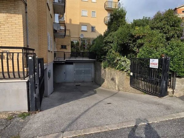 locale di sgombero in vendita a Genzano di Roma