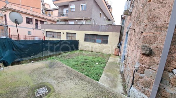 locale commerciale in vendita a Genzano di Roma