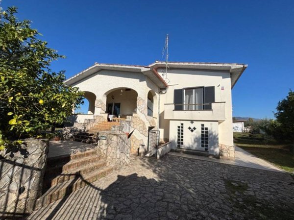 casa indipendente in vendita a Genzano di Roma in zona Colle di Cicerone