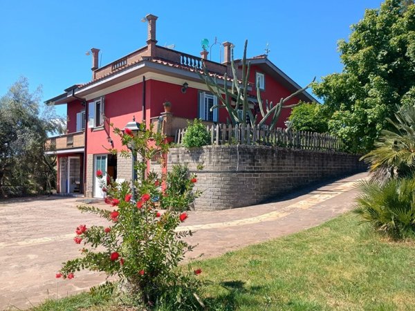 casa indipendente in vendita a Genzano di Roma in zona Muti