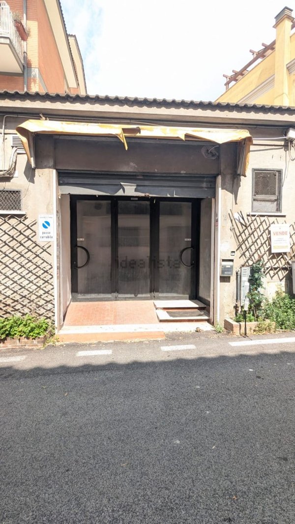 locale commerciale in vendita a Genzano di Roma