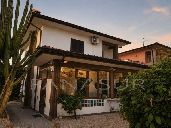 casa indipendente in vendita a Genzano di Roma