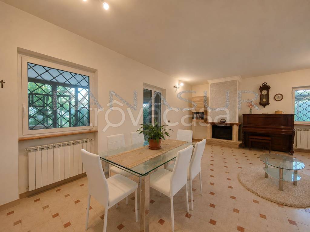 casa indipendente in vendita a Genzano di Roma in zona Colle di Cicerone