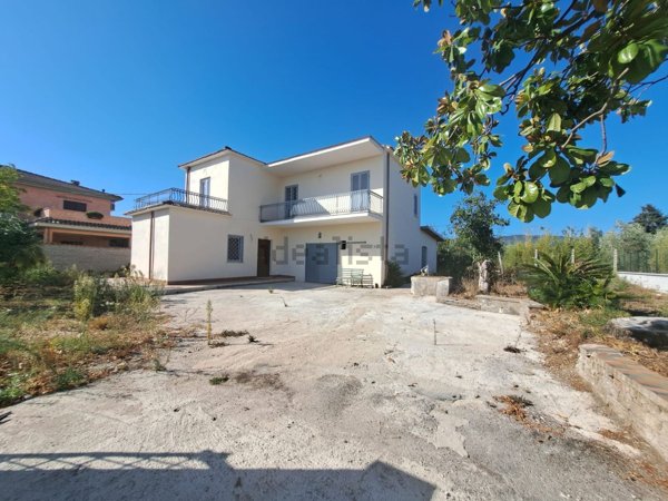 casa indipendente in vendita a Genzano di Roma in zona Landi