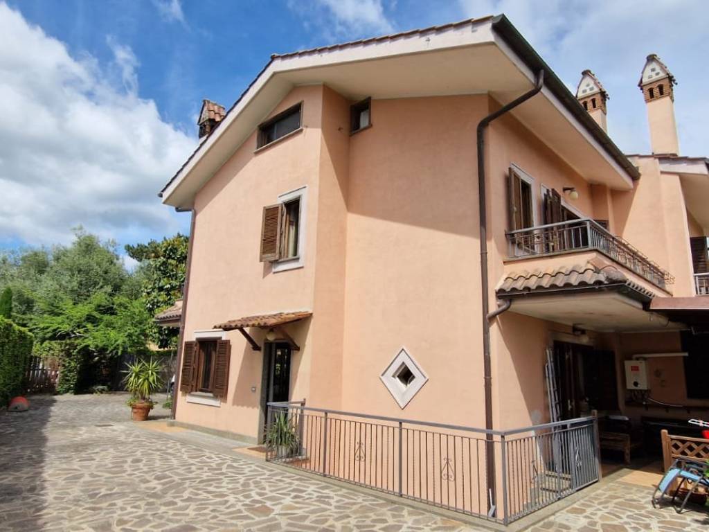 casa indipendente in vendita a Genzano di Roma