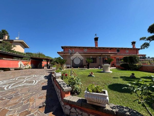 casa indipendente in vendita a Genzano di Roma in zona Colle di Cicerone