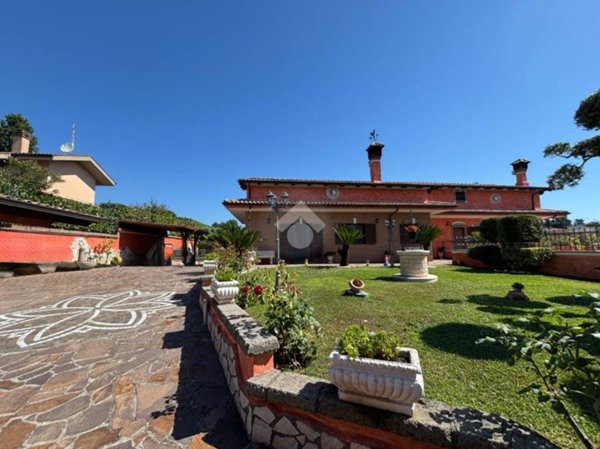 casa indipendente in vendita a Genzano di Roma in zona Colle di Cicerone