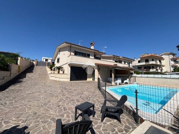 casa indipendente in vendita a Genzano di Roma in zona Colle di Cicerone