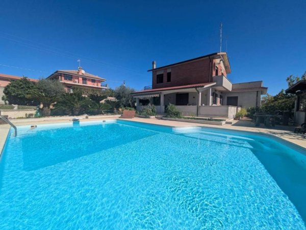 casa indipendente in vendita a Genzano di Roma in zona Colle di Cicerone