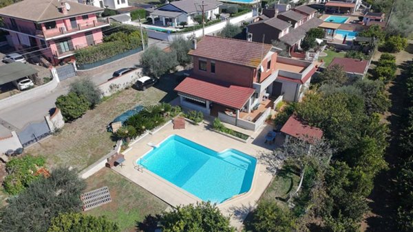casa indipendente in vendita a Genzano di Roma in zona Colle di Cicerone