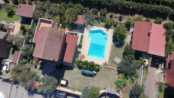 casa indipendente in vendita a Genzano di Roma in zona Colle di Cicerone